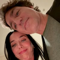 Dalam unggahan yang dibagikan pada Rabu (11/3/2026), Perry menampilkan kumpulan foto yang memperlihatkan aktivitas sehari-hari hingga momen lucu bersama Trudeau. Salah satu foto memperlihatkan penyanyi 41 tahun itu selfie dari sudut bawah yang menampilkan ekspresi kocaknya dengan Trudeau.  Foto: Dok. Instagram Katy Perry