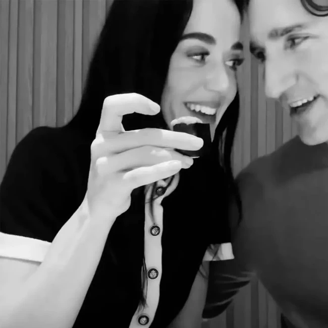 Intip Momen Mesra Katy Perry & Justin Trudeau, Cium Pipi hingga Selfie Kocak