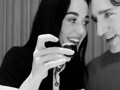 Intip Momen Mesra Katy Perry & Justin Trudeau, Cium Pipi hingga Selfie Kocak
