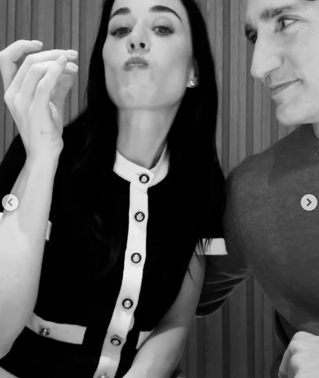 Dalam salah satu unggahannya saat liburan ke Jepang, Katy Perry dan Justin Trudeau menampilkan momen saat mereka makan bersama. Trudeau tampak memandang Perry dengan penuh cinta. Foto: Dok. Instagram Katy Perry