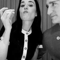 Dalam salah satu unggahannya saat liburan ke Jepang, Katy Perry dan Justin Trudeau menampilkan momen saat mereka makan bersama. Trudeau tampak memandang Perry dengan penuh cinta. Foto: Dok. Instagram Katy Perry