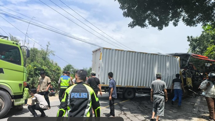 Kecelakaan antara bus dan truk boks di Jalan Jambi-Riau