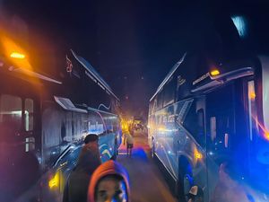 Bus Tabrak Bus di Sumbawa gegara Lomba Lari Liar di Tengah Jalan