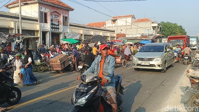 Kepadatan lalu lintas di Jalan Nasional Sampang di Pasar Camplong akibat peningkatan volume kendaraan.
