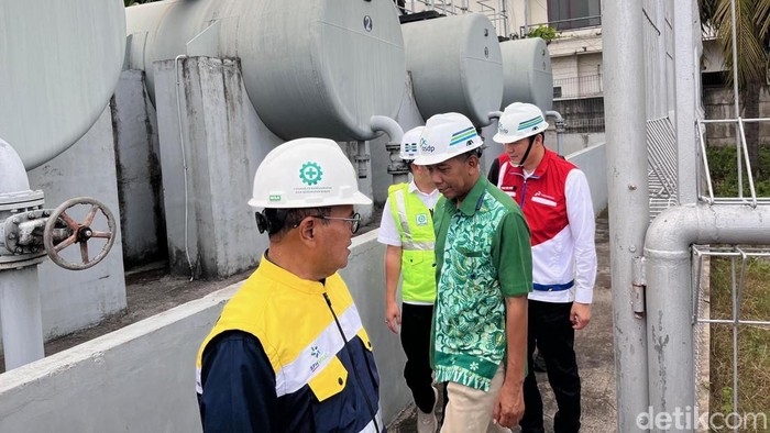 Kepala BPH Migas saat mengontrol ketersediaan BBM di fuel storage tank pelabuhan Ketapang Banyuwangi.