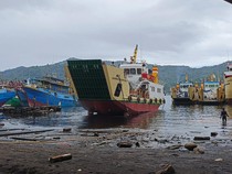 Kapal Pelni Terdampak Gelombang Tinggi, 7 Kru Dipastikan Selamat