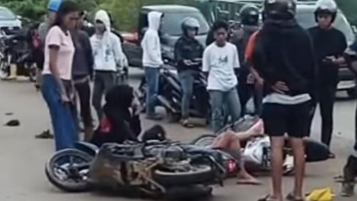 Kecelakaan motor di Kolaka, Sultra, melibatkan dua pengendara. Satu tewas, dua lainnya luka serius.