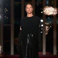 Melalui koleksi ini, Michael Kors menegaskan kembali DNA brand-nya: gaya New York yang chic, praktis, namun tetap glamor. Sebuah gaya yang dirancang untuk bertahan melampaui tren dan tetap relevan dari waktu ke waktu. (Foto: Isidore Montag/Gorunway.com)