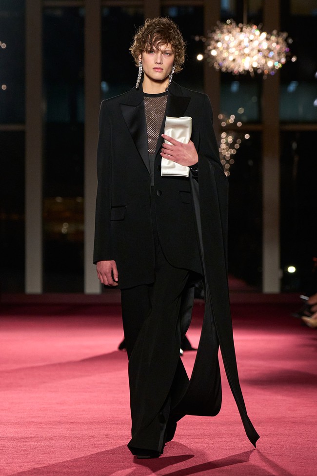 Deretan model ternama seperti Liisa Winkler, Julia Nobis, Paloma Elsesser, Karolin Wolter, Ugbad Abdi, Alex Consani, Aymeline Valade, Amelia Gray, hingga Devyn Garcia berjalan di runway. Legenda supermodel Christy Turlington menutup show dengan penampilan yang mencuri perhatian. (Foto: Isidore Montag/Gorunway.com)