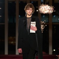 Deretan model ternama seperti Liisa Winkler, Julia Nobis, Paloma Elsesser, Karolin Wolter, Ugbad Abdi, Alex Consani, Aymeline Valade, Amelia Gray, hingga Devyn Garcia berjalan di runway. Legenda supermodel Christy Turlington menutup show dengan penampilan yang mencuri perhatian. (Foto: Isidore Montag/Gorunway.com)