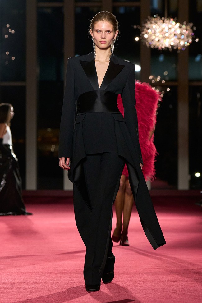 Outerwear tampil mencolok dengan potongan statement yang menciptakan efek “entrance-making” saat dikenakan. (Foto: Isidore Montag/Gorunway.com)