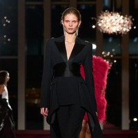 Outerwear tampil mencolok dengan potongan statement yang menciptakan efek “entrance-making” saat dikenakan. (Foto: Isidore Montag/Gorunway.com)