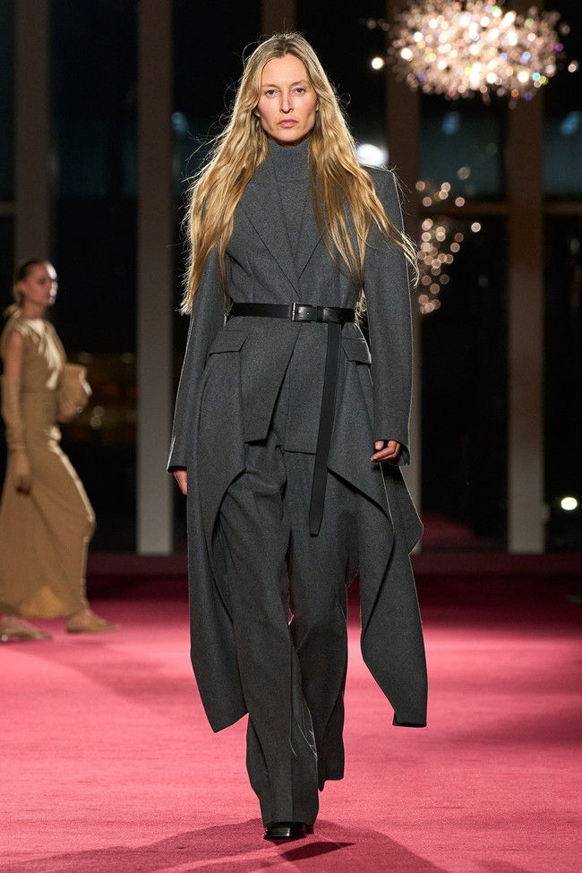 Kors juga bermain dengan asimetri dan proporsi untuk memberikan tampilan yang terasa modern tapi tetap timeless. (Foto: Isidore Montag/Gorunway.com)