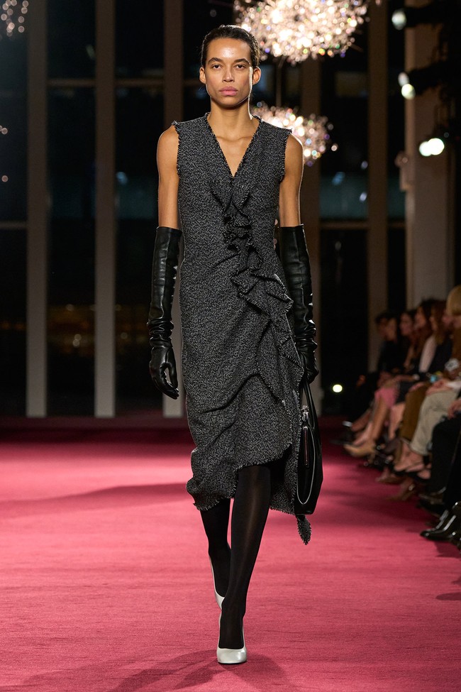 Material klasik seperti tweed dan flanel tampil dengan sentuhan baru, sementara tekstur mewah seperti shearling hangat dan cashmere lembut menambah dimensi pada koleksi musim dingin ini. (Foto: Isidore Montag/Gorunway.com)