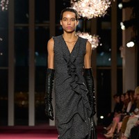 Material klasik seperti tweed dan flanel tampil dengan sentuhan baru, sementara tekstur mewah seperti shearling hangat dan cashmere lembut menambah dimensi pada koleksi musim dingin ini. (Foto: Isidore Montag/Gorunway.com)