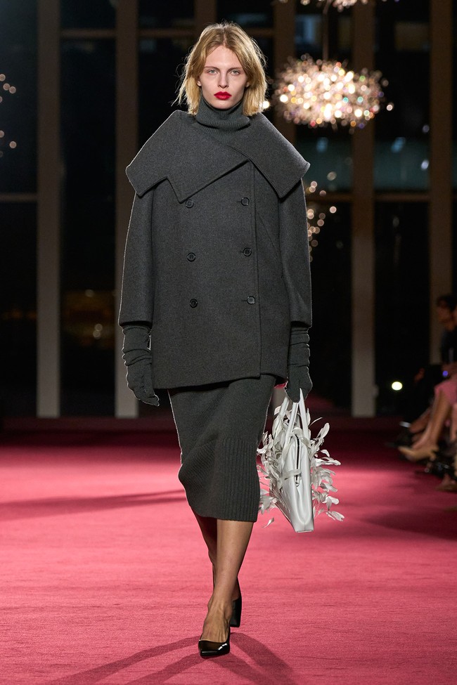 Siluet tailoring yang rapi dipadukan dengan potongan bias, draping lembut, serta layering yang cair sehingga menciptakan keseimbangan antara struktur dan kelembutan. (Foto: Isidore Montag/Gorunway.com)