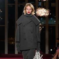 Siluet tailoring yang rapi dipadukan dengan potongan bias, draping lembut, serta layering yang cair sehingga menciptakan keseimbangan antara struktur dan kelembutan. (Foto: Isidore Montag/Gorunway.com)