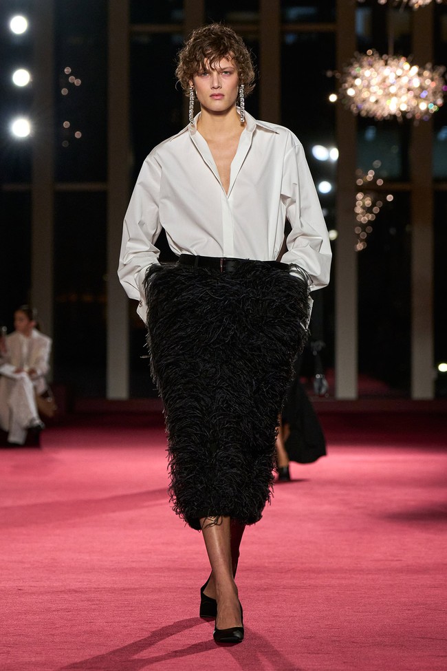 Dalam rangka perayaan 45 tahun brand tersebut, sang desainer menghadirkan interpretasi baru dari wardrobe essentials klasik yang terasa modern, elegan, dan tetap relevan untuk gaya hidup urban. Musim ini, Michael Kors mengeksplorasi konsep dramatic simplicity, kesederhanaan yang diperkuat lewat detail konstruksi dan tekstur. (Foto: Isidore Montag/Gorunway.com)