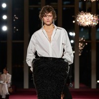 Dalam rangka perayaan 45 tahun brand tersebut, sang desainer menghadirkan interpretasi baru dari wardrobe essentials klasik yang terasa modern, elegan, dan tetap relevan untuk gaya hidup urban. Musim ini, Michael Kors mengeksplorasi konsep dramatic simplicity, kesederhanaan yang diperkuat lewat detail konstruksi dan tekstur. (Foto: Isidore Montag/Gorunway.com)