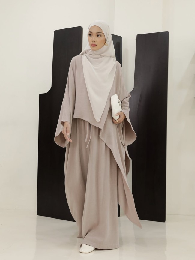 Koleksi setelan dari bahan linen dari brand Sabamodest.