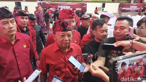 Wayan Koster ditemui seusai melantik PAC, ranting dan anak ranting PDIP Buleleng, Minggu (15/3/2026).