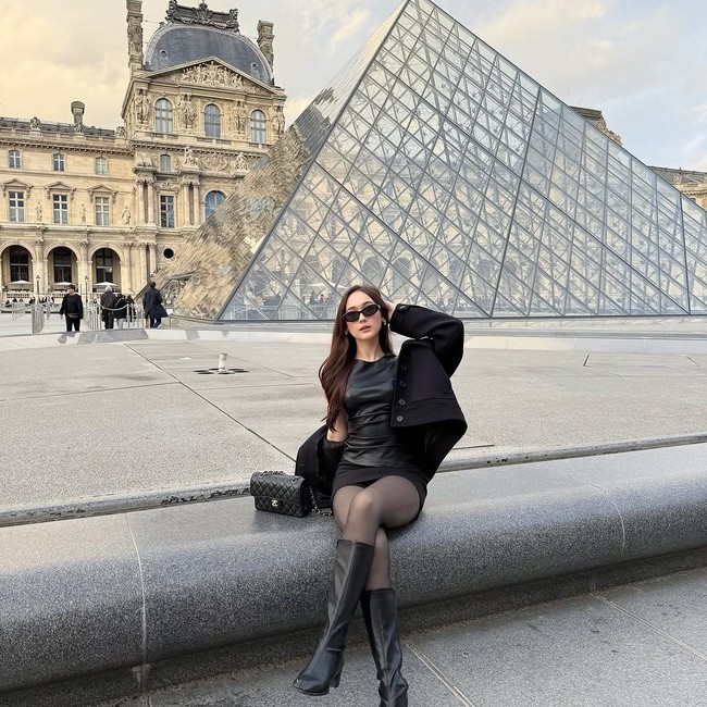 Foto Liburan Laura Moane di Paris, Modis Banget!