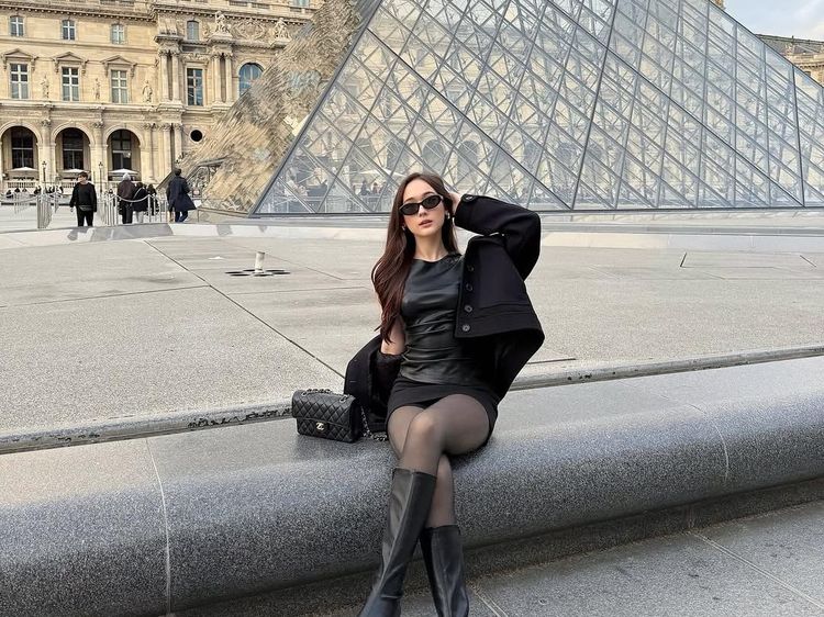 Foto Liburan Laura Moane di Paris, Modis Banget!