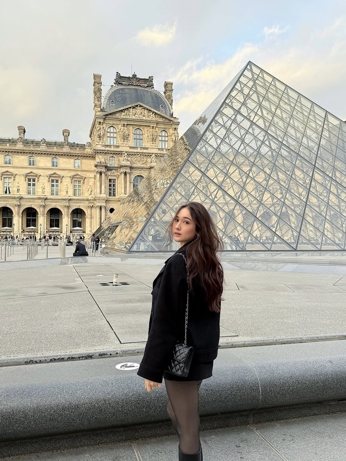 Laura Moane at the Louvre Museum