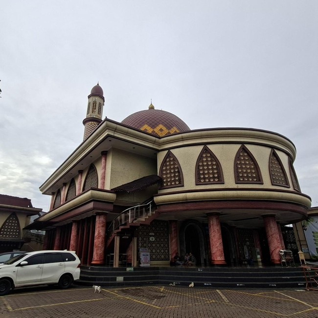 Merah-merah Masjid Baiturrahman di Depok