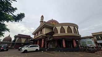 Merah-merah Masjid Baiturrahman di Depok