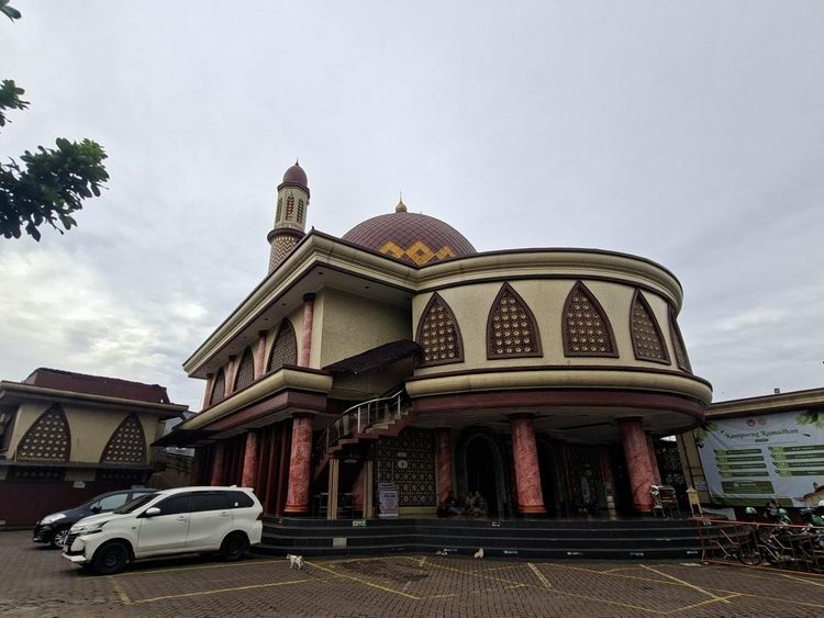 Merah-merah Masjid Baiturrahman di Depok