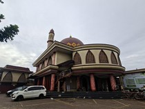 Merah-merah Masjid Baiturrahman di Depok