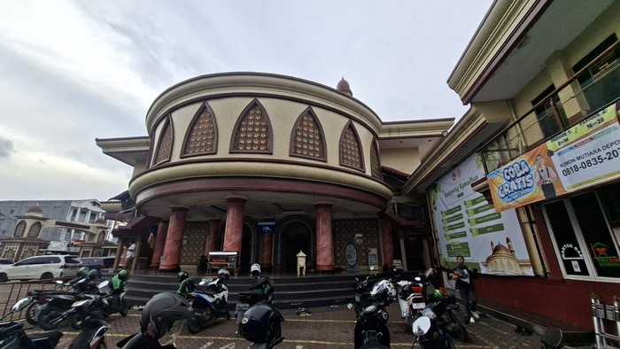 Masjid Baiturrahman atau masjid merah di Sukmajaya, Depok
