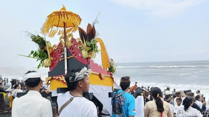 Melasti umat Hindu Tengger di Lumajang.