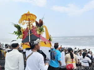 Ribuan Umat Hindu Tengger Upacara Melasti di Pantai Watu Pecak Lumajang