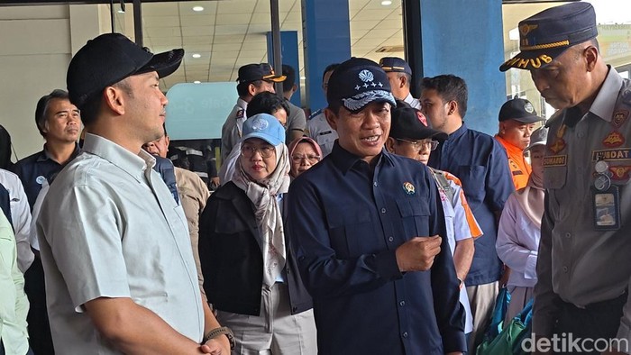 Menteri LH Hanif Faisol Nurofiq meninjau pengeloaan sampah di Terminal Tirtonadi Solo, Minggu (15/3/2026).