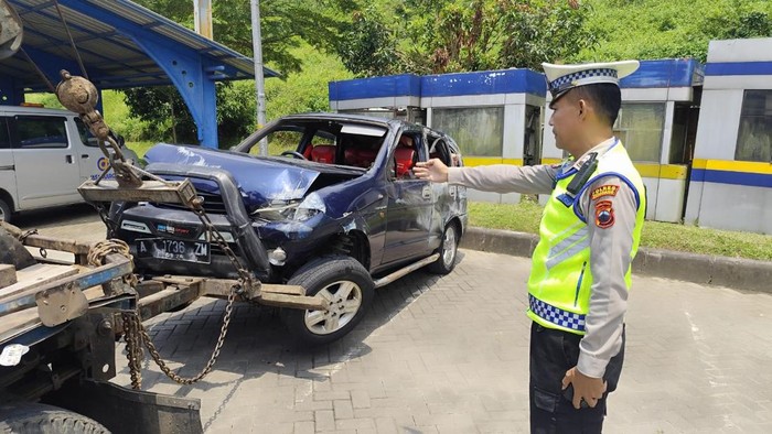 Mobil Daihatsu Taruna dari Jakarta tujuan ke Solo tertabrak mobil Toyota Kijang pikap di jalan tol KM 440+400 A, Bawen, Semarang, siang tadi.
