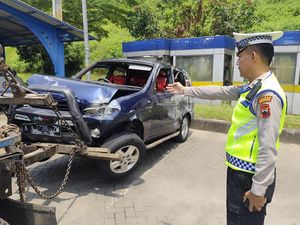 Ringsek! Taruna dari Jakarta Tertabrak Kijang di Tol Bawen