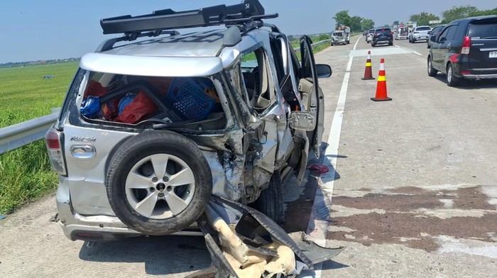 Mobil ringsek usai kecelakaan di tol Pejagan-Pemalang KM 302+900, Minggu (15/3/2026) siang.