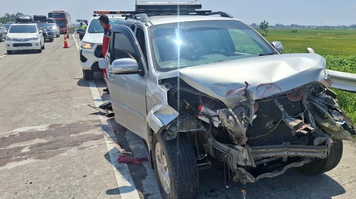 Mobil ringsek usai kecelakaan di tol Pejagan-Pemalang KM 302+900, Minggu (15/3/2026) siang.