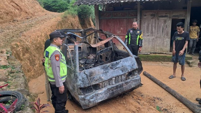 Mobil jenis Futura milik warga di Desa Penggung, Kecamatan Nawangan, Pacitan terbakar