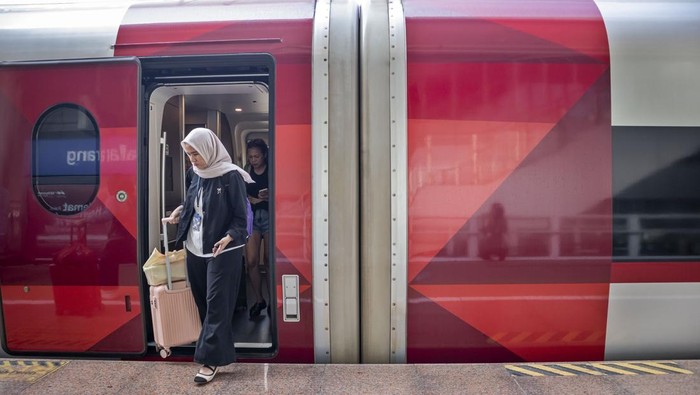 Sejumlah calon penumpang menunggu kedatangan kereta cepat Whoosh di peron Stasiun Whoosh Padalarang, Kabupaten Bandung Barat, Jawa Barat, Minggu (15/3/2026). PT Kereta Cepat Indonesia China (KCIC) memprediksi jumlah penumpang Whoosh pada momen angkutan Lebaran 2026 akan meningkat hingga empat persen atau sekitar 301 ribu penumpang dibandingkan periode angkutan Lebaran 2025 yang mencapai 290 ribu penumpang. ANTARA FOTO/Abdan Syakura/YU