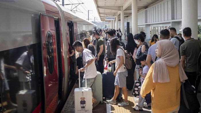 Sejumlah calon penumpang menunggu kedatangan kereta cepat Whoosh di peron Stasiun Whoosh Padalarang, Kabupaten Bandung Barat, Jawa Barat, Minggu (15/3/2026). PT Kereta Cepat Indonesia China (KCIC) memprediksi jumlah penumpang Whoosh pada momen angkutan Lebaran 2026 akan meningkat hingga empat persen atau sekitar 301 ribu penumpang dibandingkan periode angkutan Lebaran 2025 yang mencapai 290 ribu penumpang. ANTARA FOTO/Abdan Syakura/YU