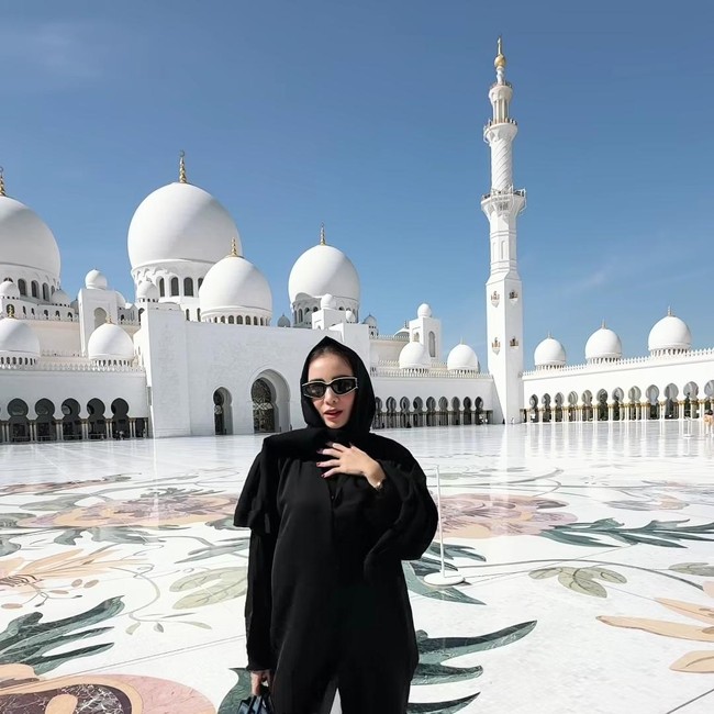 Visual Momo Pakai Abaya dan Kerudung di Masjid Sheikh Zayed Abu Dhabi