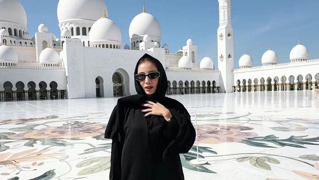 Visual Momo Pakai Abaya dan Kerudung di Masjid Sheikh Zayed Abu Dhabi