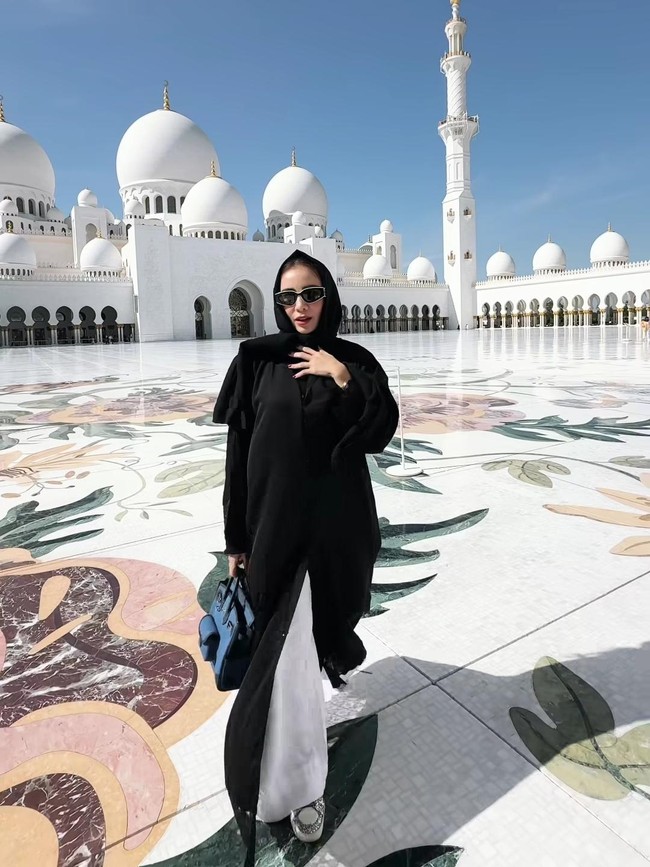 Visual Momo Pakai Abaya dan Kerudung di Masjid Sheikh Zayed Abu Dhabi