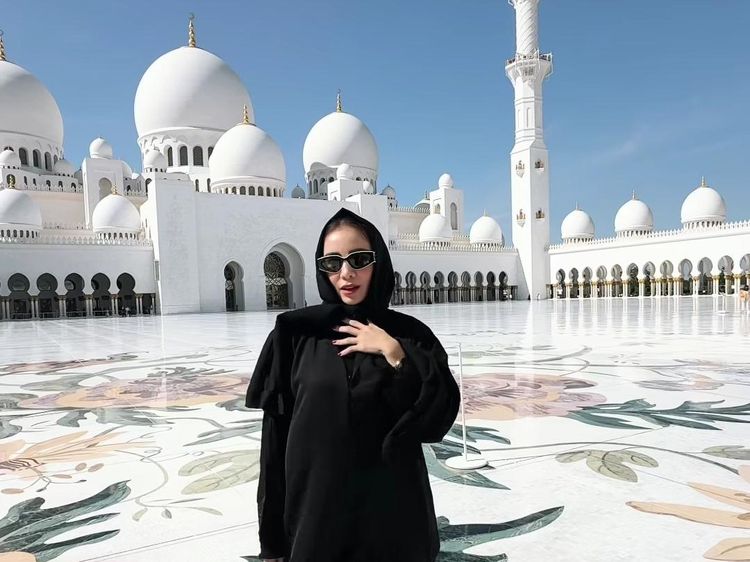 Visual Momo Pakai Abaya dan Kerudung di Masjid Sheikh Zayed Abu Dhabi