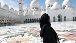 Visual Momo Pakai Abaya dan Kerudung di Masjid Sheikh Zayed Abu Dhabi