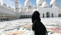 Tidak ada persiapan sebelumnya, jadi sebelum masuk area masjid kita beli abaya dan kerudung dulu. Setiap sebentar saya pegangi kerudungnya karena di sana ketat sekali kerudung tidak boleh turun atau jatuh ke bahu, ungkapnya. Foto: Instagram @therealmomogeisha
