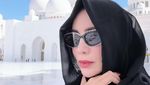 Visual Momo Pakai Abaya dan Kerudung di Masjid Sheikh Zayed Abu Dhabi